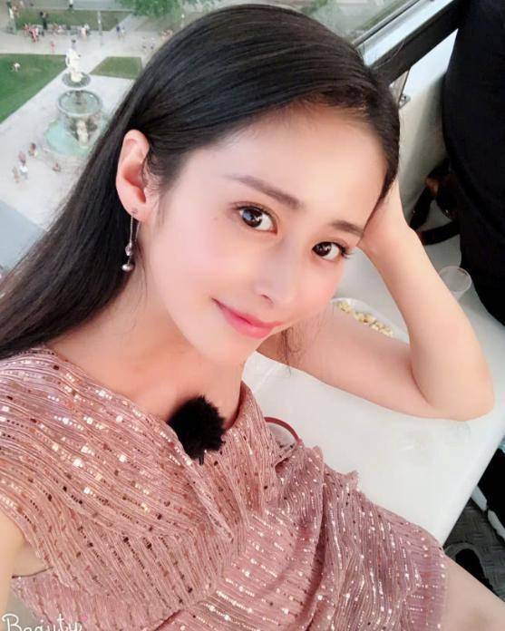 颖儿带3岁女儿现身医院,近况为复出疯狂漂亮,身边不见老公陪伴_付辛博