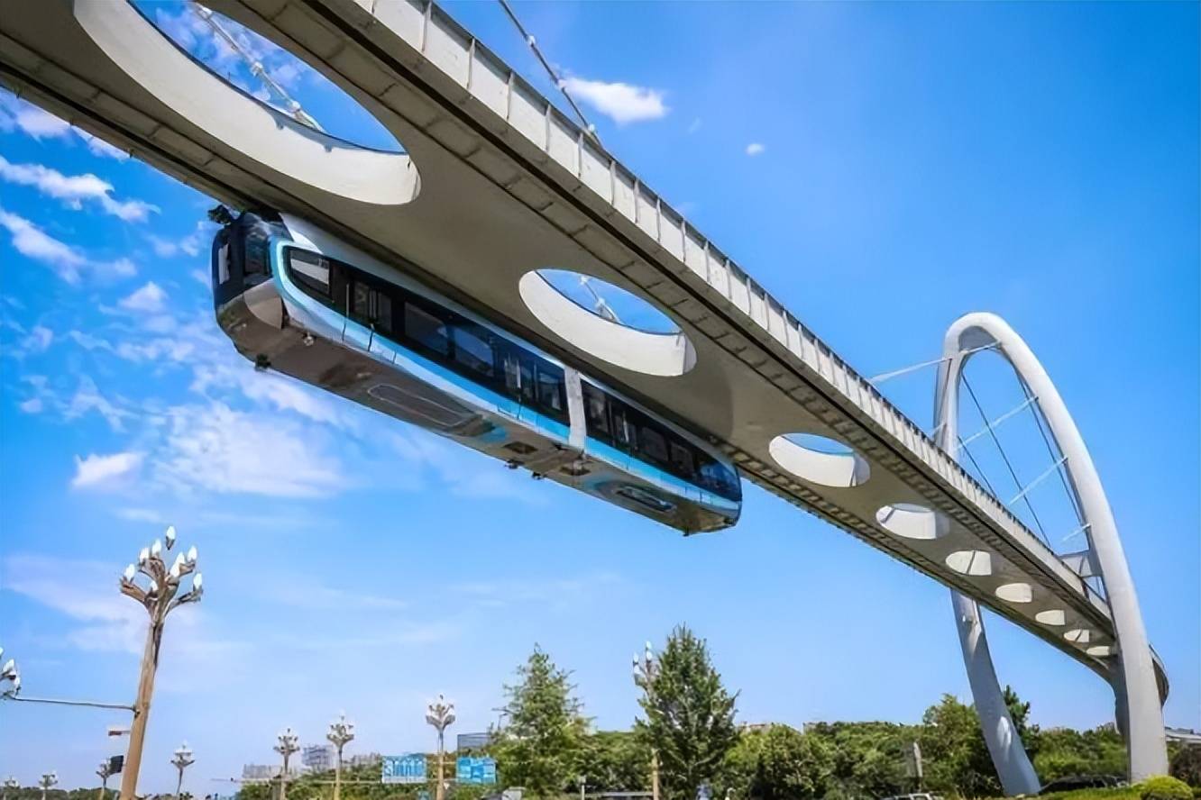 我国首条空轨线路开通运营_列车_车站_王洪刚