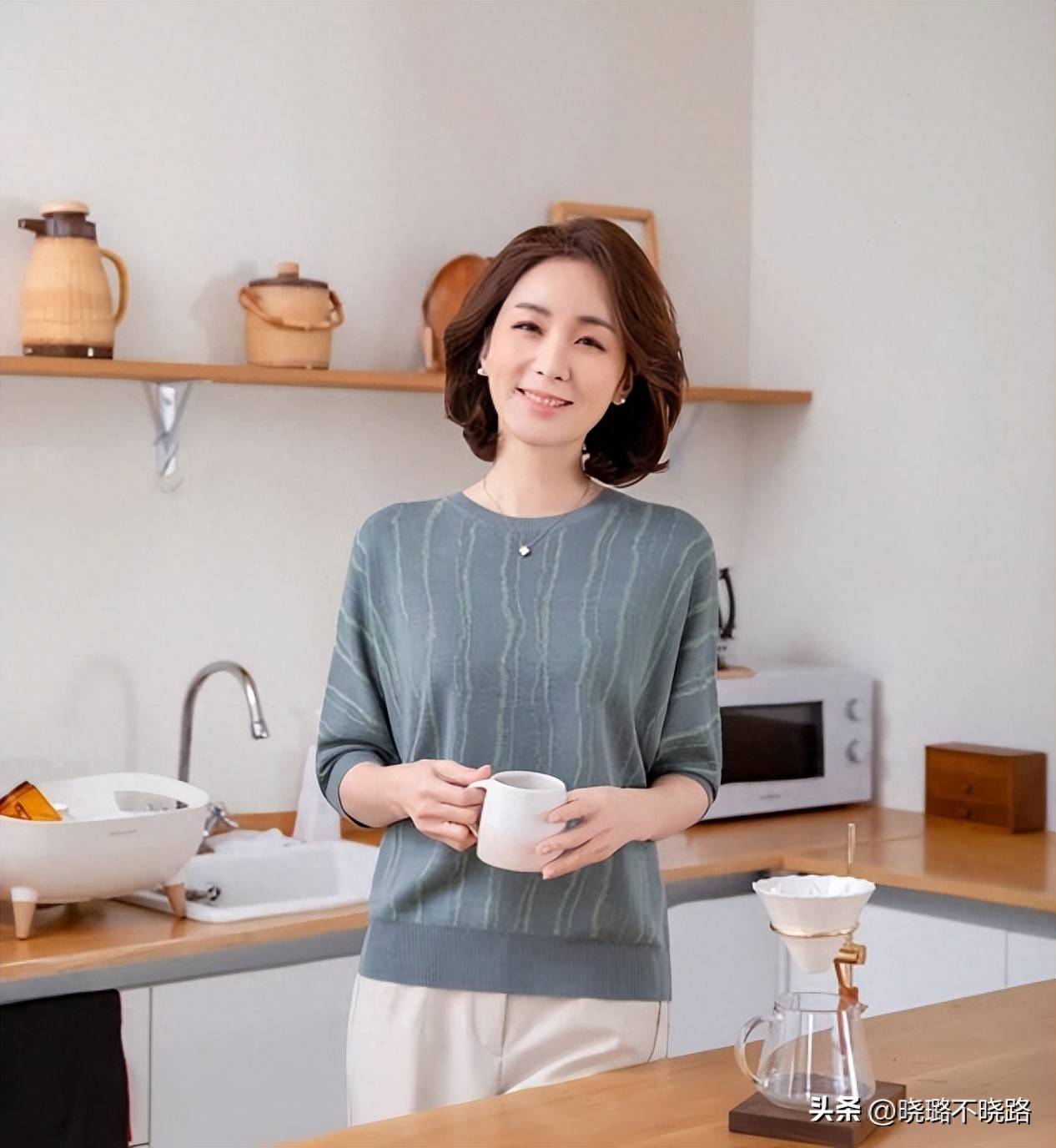 女人过了45岁,尽量多穿这3种"气质色",洋气显白,看着还高级_色彩_造型