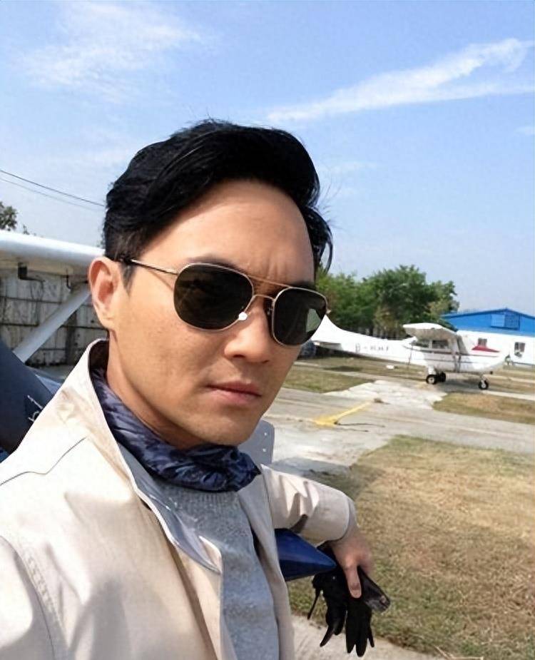 张智霖被捕调查后,魔童眯眼讽刺国人,曾因立场遭痛批_张慕_争议_中国