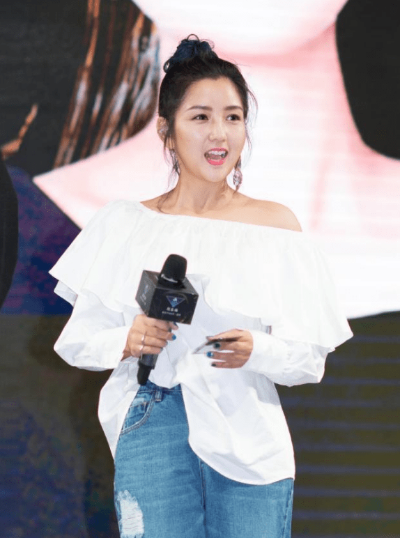 35岁何洁出现在商演,身材略显臃肿似又发福,曾为漂亮饿到胃痉挛_孩子