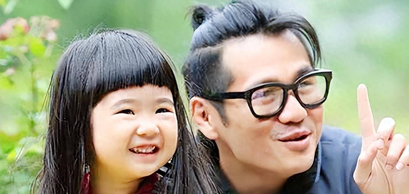 曹格女儿13岁庆生照曝光,吊带裙露背太奔放,网友称其思想前卫_grace