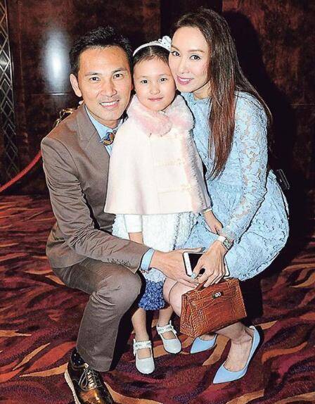 模范夫妻背后:郭可盈劈腿李克勤勾引张智霖,林文龙"偷食"不断_香港