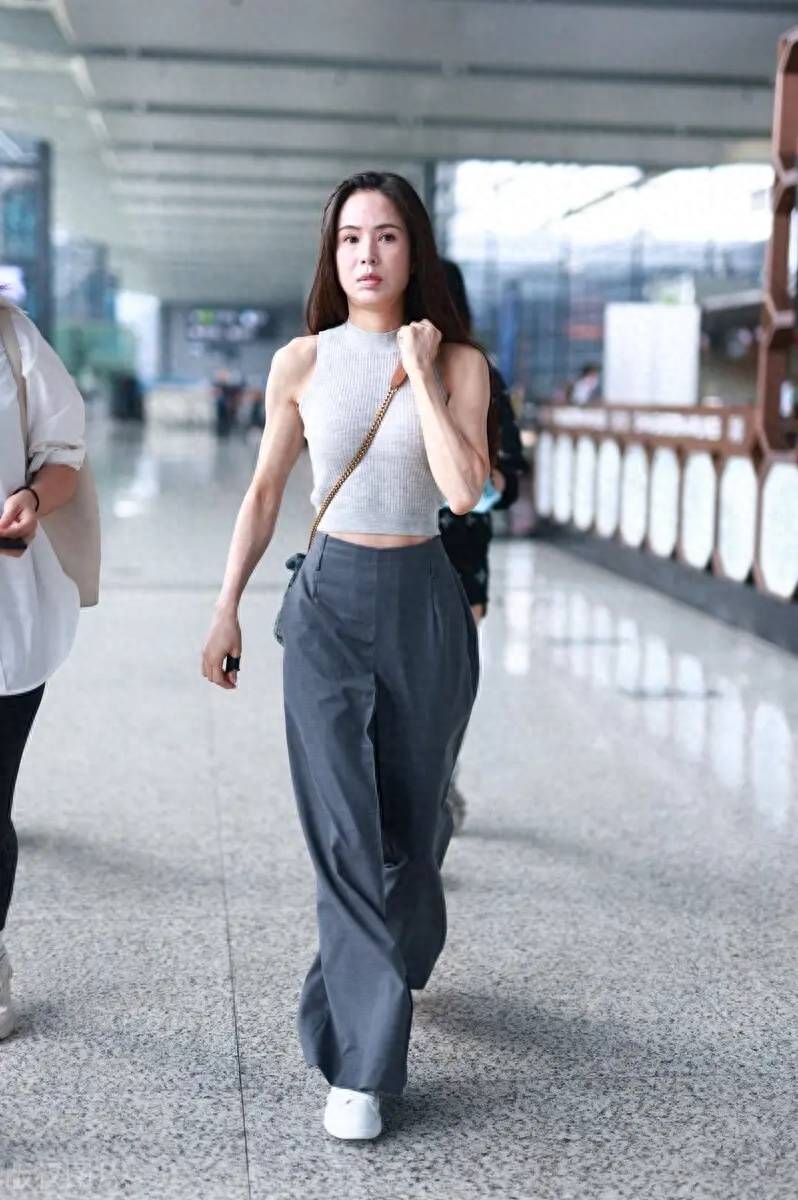 李若彤上海出行,露肩衣大方展示"健美肌",年轻得不像57岁_款式_女性