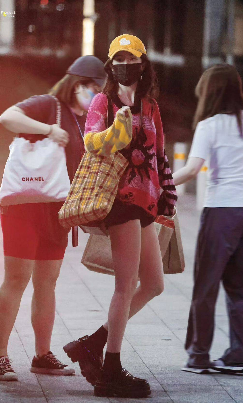 杨幂解锁了入秋新穿搭:用一件破毛衣转玩"下身失踪",时髦高级_线条_穿