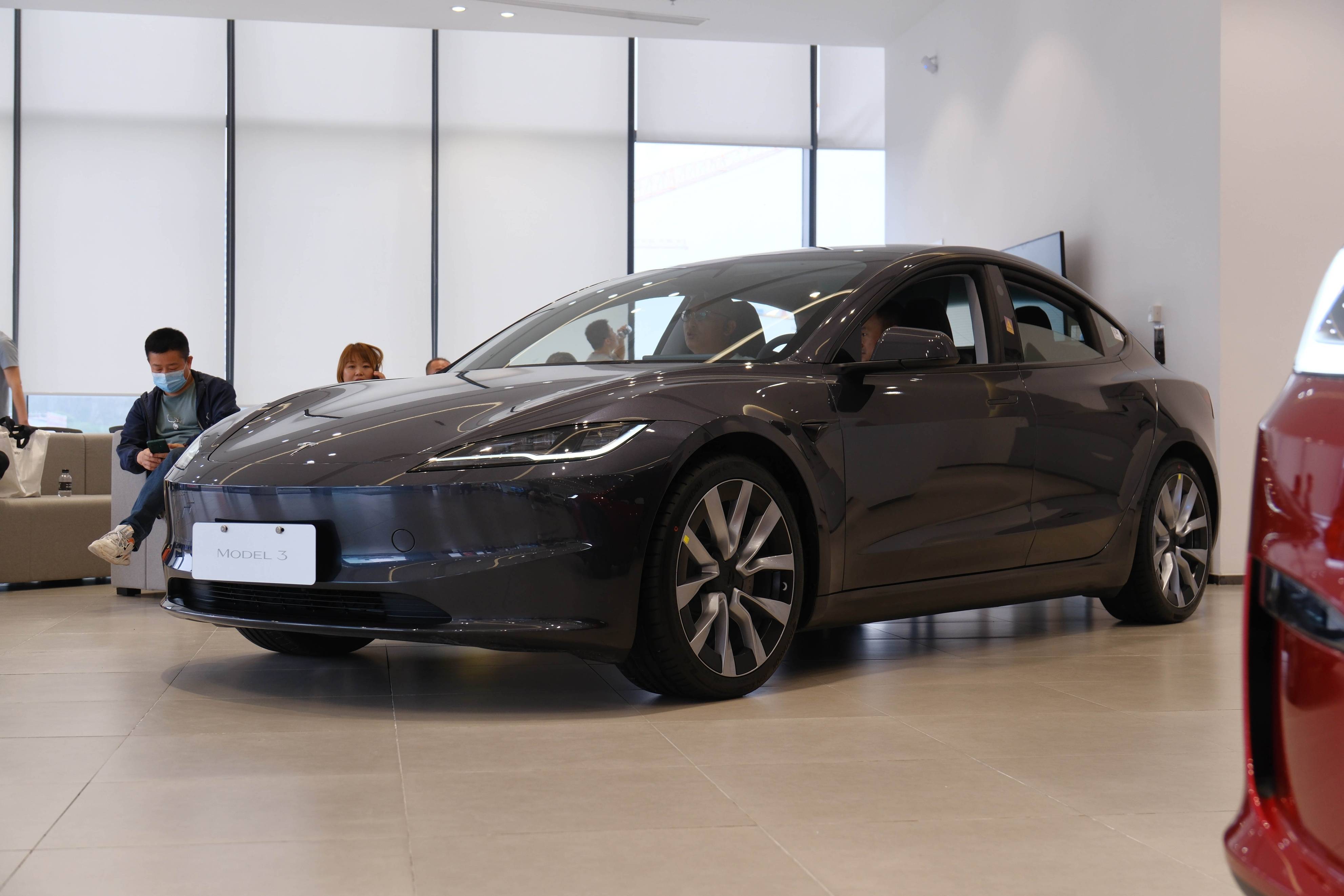 实拍新款特斯拉model 3,外观更凌厉,内饰更精简,取消物理换挡杆