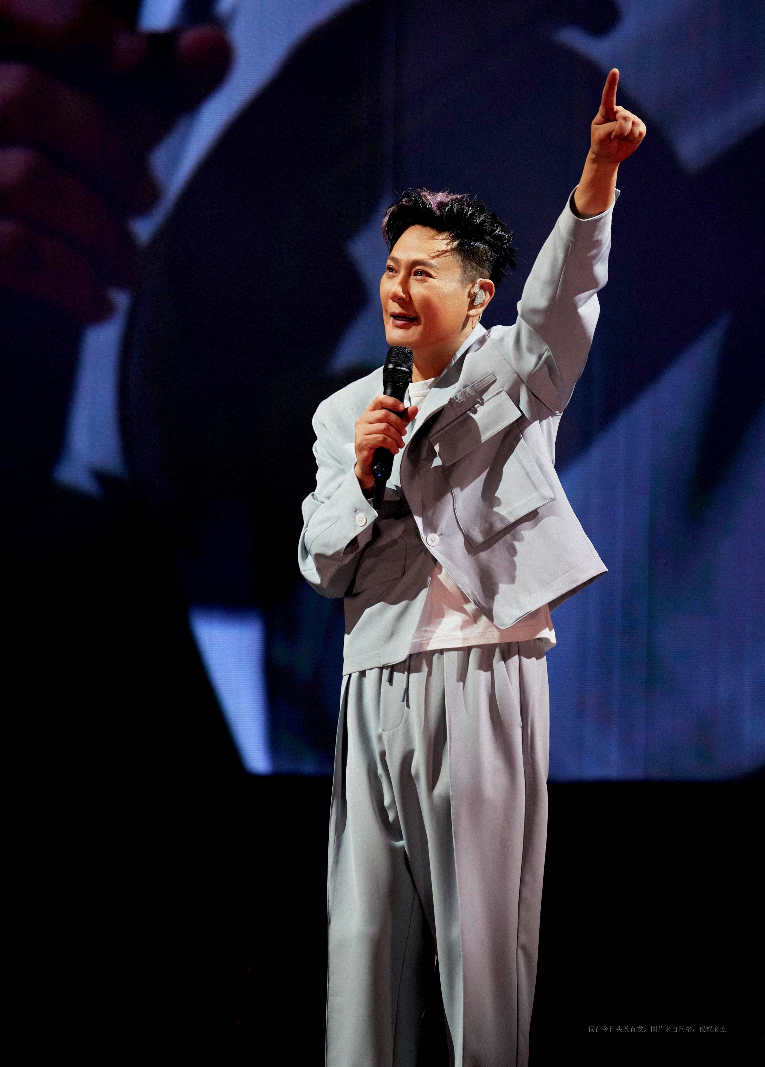 未来式20唐山万人合唱,3d建模影像创意呈现张信哲"岁月变迁"_歌迷