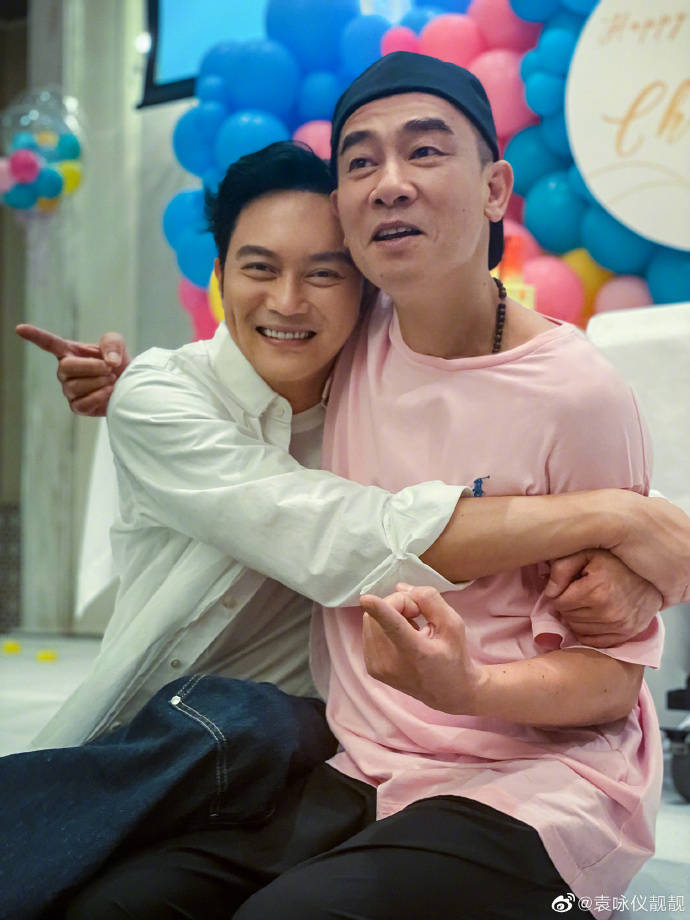 袁咏仪晒合影为老公送生日祝福,张智霖像人形立牌._陈小春_节目_老婆