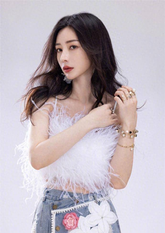 柳岩的魅力无处不在,柳岩穿着白色合身衬衫和时尚牛仔裤