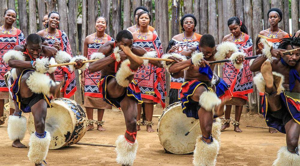 每到芦苇节,斯威士兰全国各地的未婚少女便会聚集起来,赤裸上身,结伴