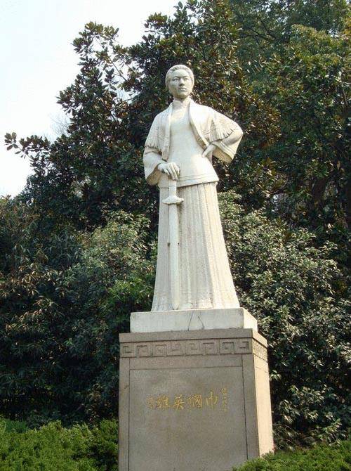 父孙中山一样区那里寻找救国救民的道理,他创作的《鹧鸪天》以诗命志