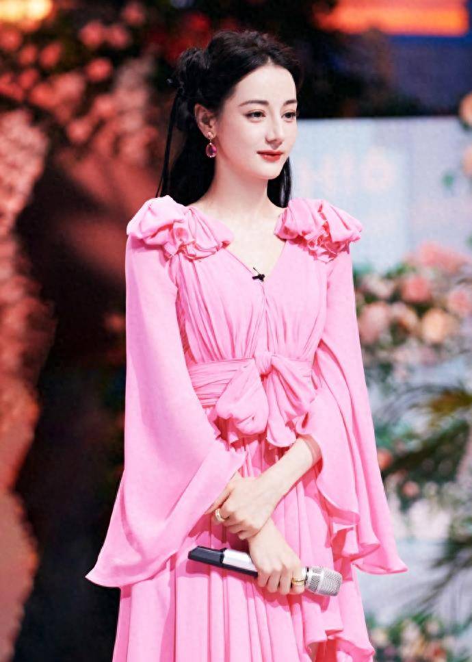 迪丽热巴变身甜美少女,浪漫又甜美,见识多巴胺穿衣魅力_粉色_设计