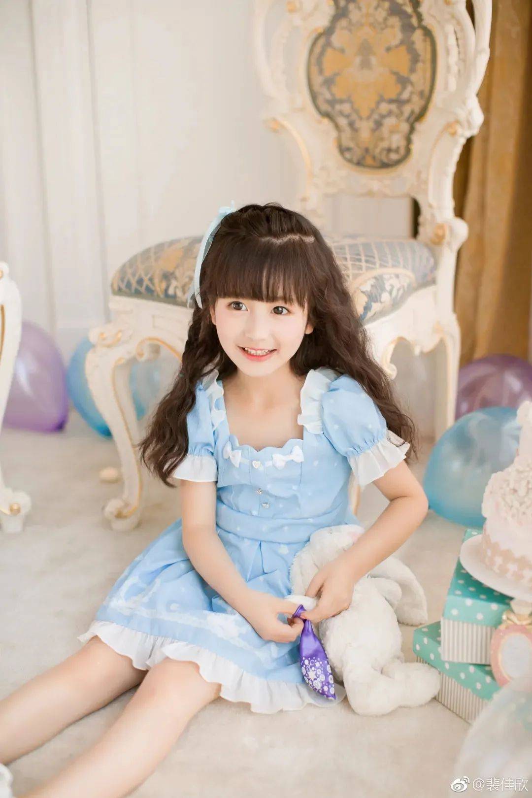 还记得让王一博化身"女儿奴"的那个女孩吗?她长大了!