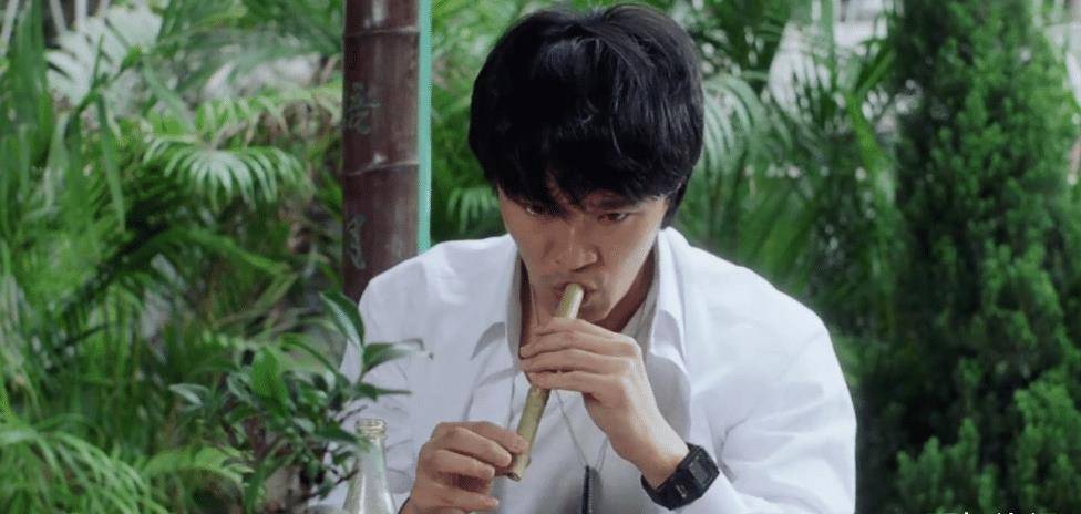 如果抽烟有段位的话,周星驰的这个镜头可以说是青铜级别.