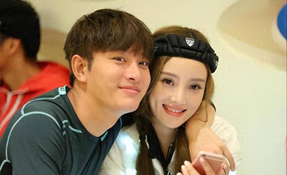 有种"整容"叫贾乃亮分手,前妻李小璐变化不大,他却像变了个人_网友