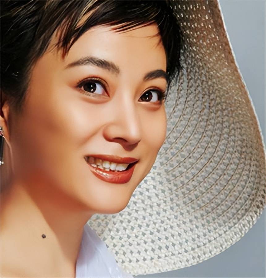 玉兔姐姐李玲玉批代言商:恶意剪接,我没说白发全变黑_视频_消费者