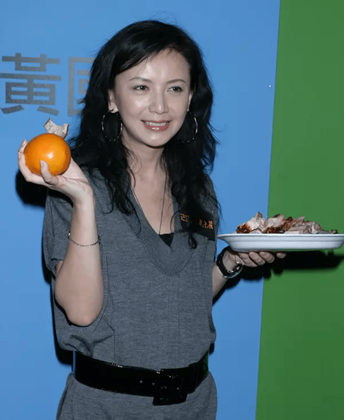 曾华倩不但是一名演员,她还做过主持人,而且主持的相当好,在香港名气