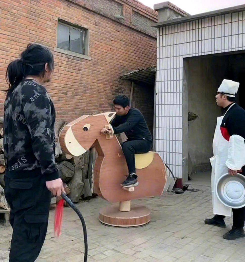 "手工耿"自制古代刑具木驴,还现场演示,因侮辱女性发文致歉!