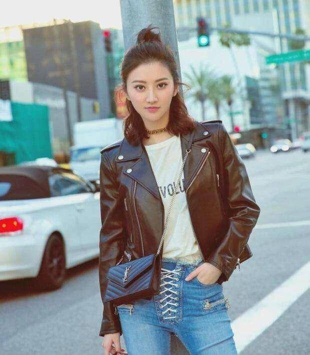 景甜是一位中国女演员,她的演艺生涯充满了挑战和成就.