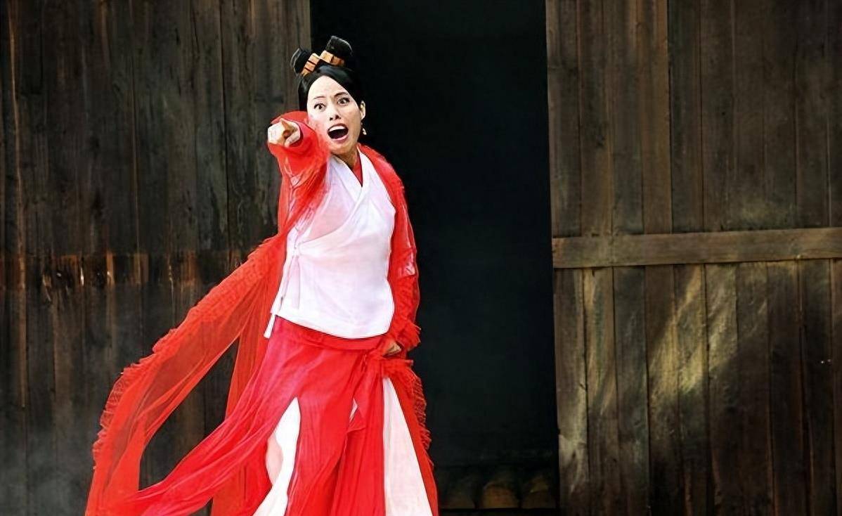 陈凯师也是源自自周星驰《功夫》,她在剧中扮演"龅牙珍",在此之后又