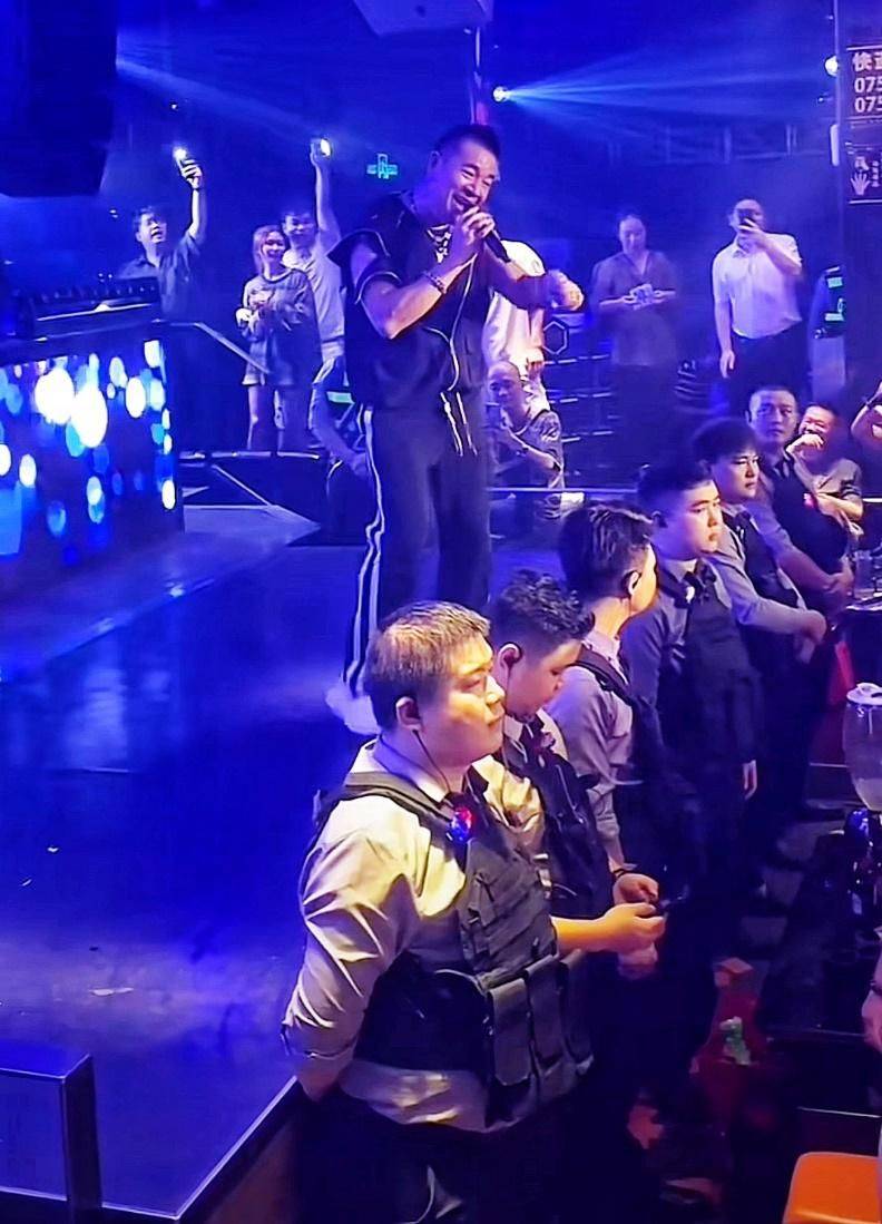 吴毅将惠州唱歌赚出场费,62岁身材健硕比年轻人还好,混得落魄了_酒吧