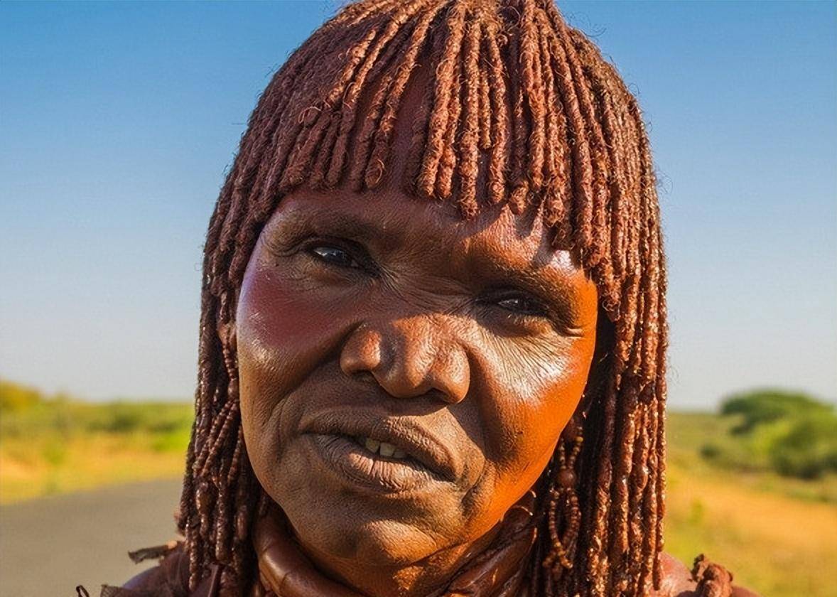 起底非洲原始部落哈马尔:女人为美终生不洗头,以被男性鞭打为荣_河谷