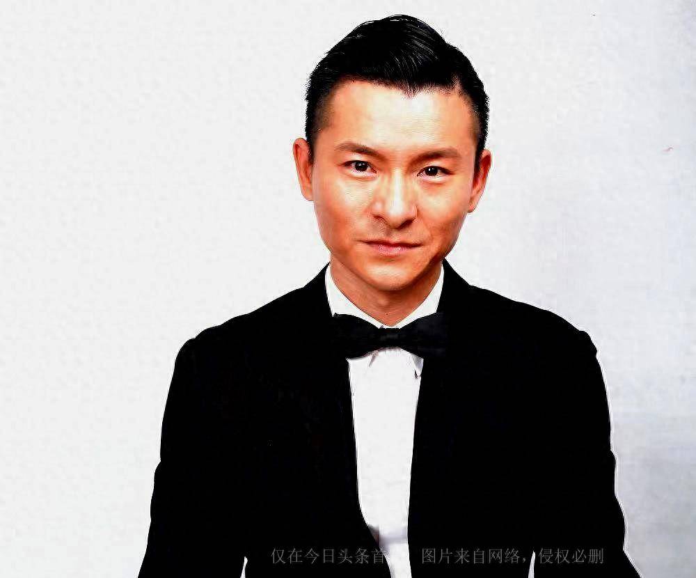 客人纷纷称他长得像刘德华,他开始自我怀疑,深入研究后才确认这一惊人