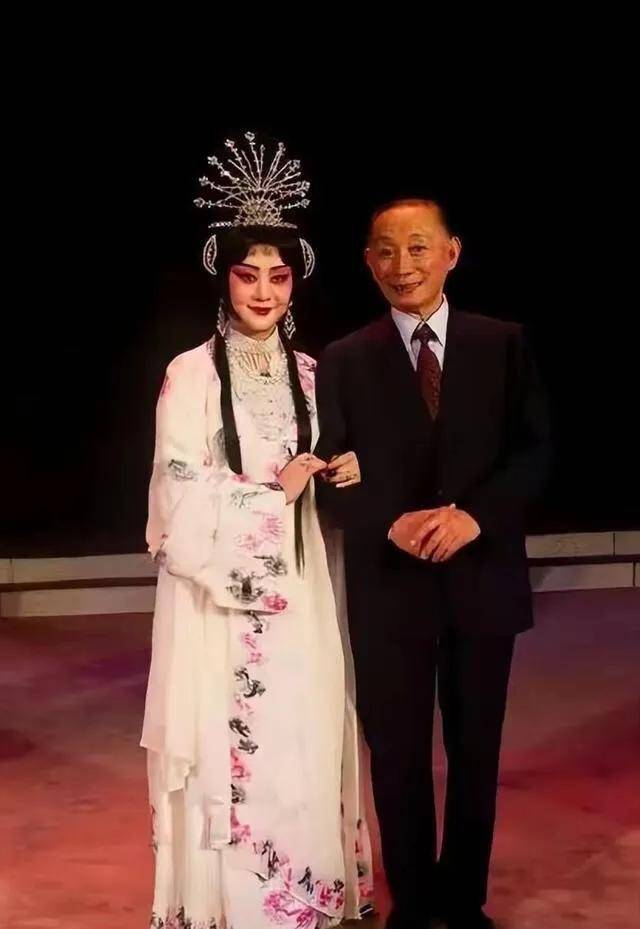 李胜素:我还不会开车,但我有一个好老公_京剧_白燕升_妻子