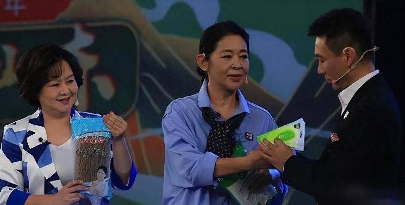 倪萍和鞠萍直播带货,穿衬衫戴丝巾很时尚,鞠萍的头发令人羡慕_发型