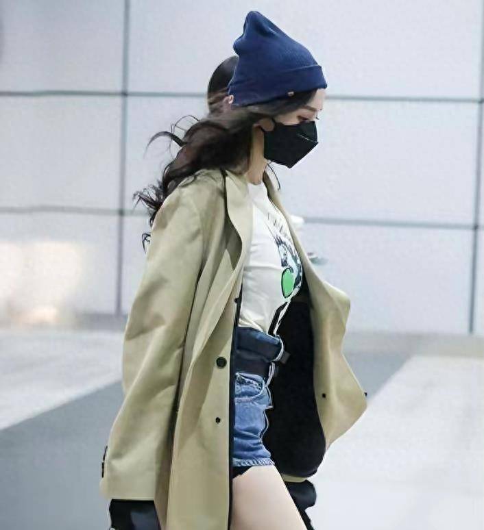 "螺丝帽"牛仔裤搭配米色风衣,杨幂迈出了不认亲的一步!