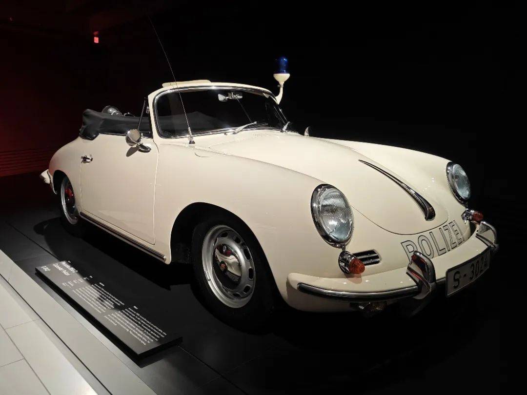 1948年,保时捷的首款车型——356敞篷原型车,在瑞士亮相.