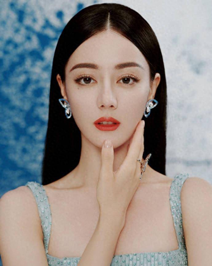 《迪丽热巴蓝色人鱼公主造型:完美展现她的美丽与美丽》_颜色_连衣裙