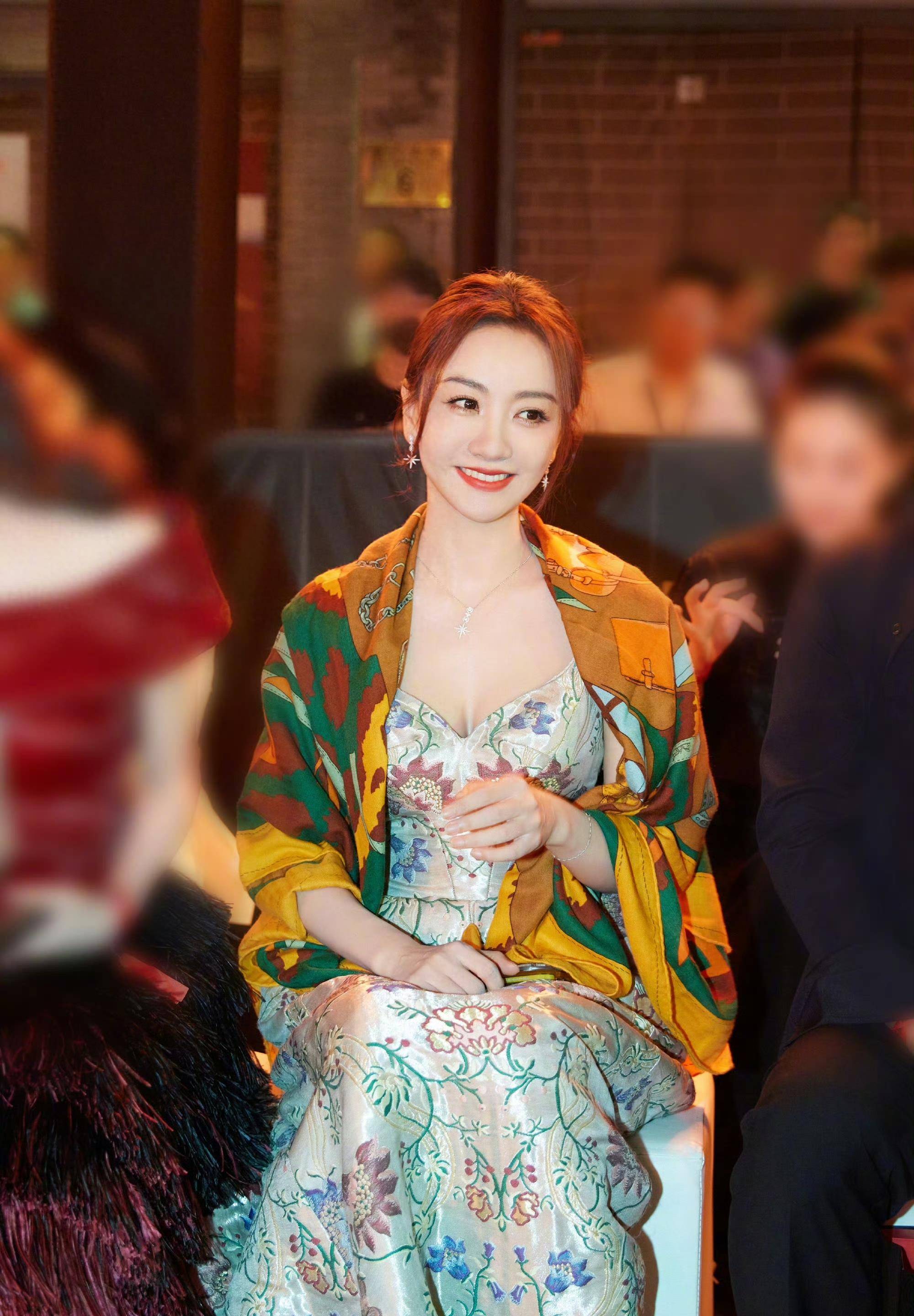 北京时装周:穿花裙的杨蓉满头秀发,皮肤白皙,娃娃脸,她很漂亮