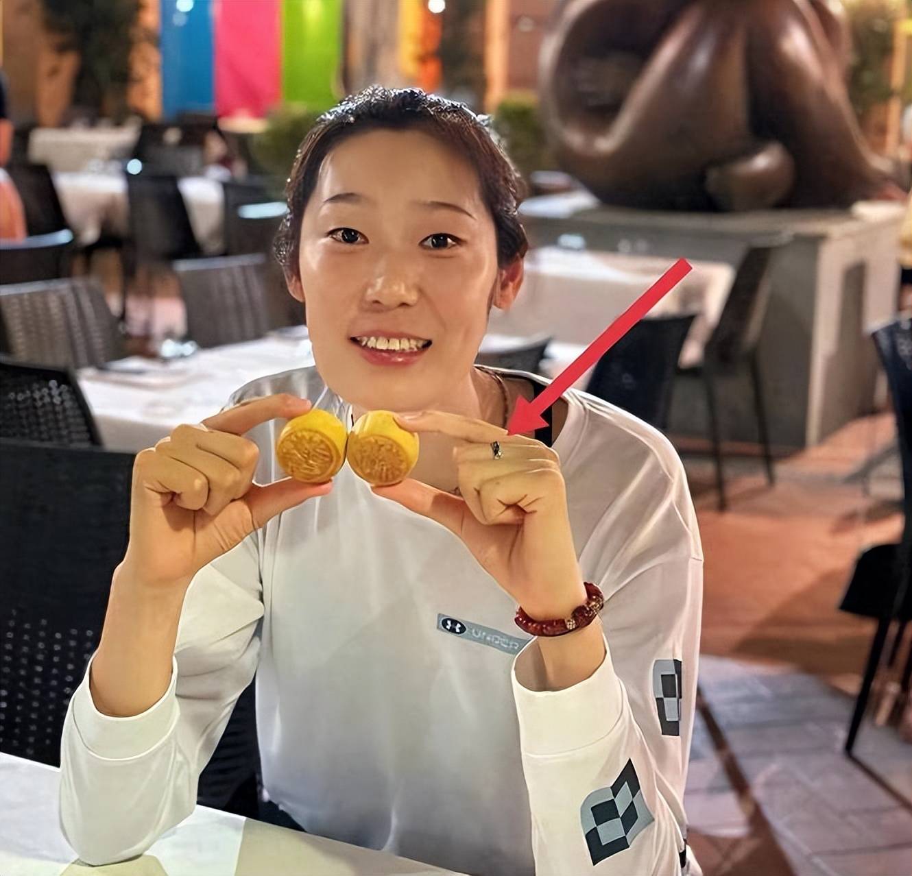 女排朱婷官宣恋情,手戴戒指与男友共度中秋,嫁入豪门指日可待_网友