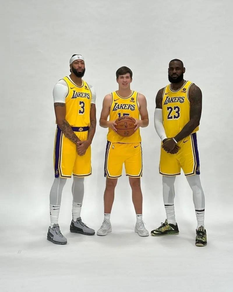 NBA早报｜湖人三巨头亮相巴特勒雷人造型哈登关闭社媒_搜狐网, image size:800x1000