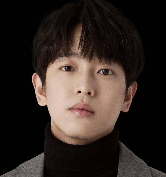 彭昱畅不过发际线可以慢慢调整,也能通过发型掩盖,但是瘦身确实一项大