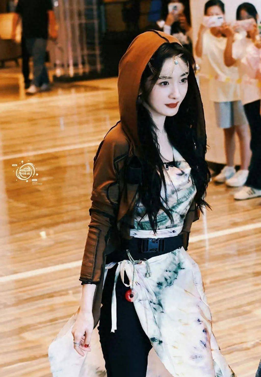 杨幂流行了一种叫"吊带裙 连裤袜"的新穿搭,美美拉德风格_造型_时尚