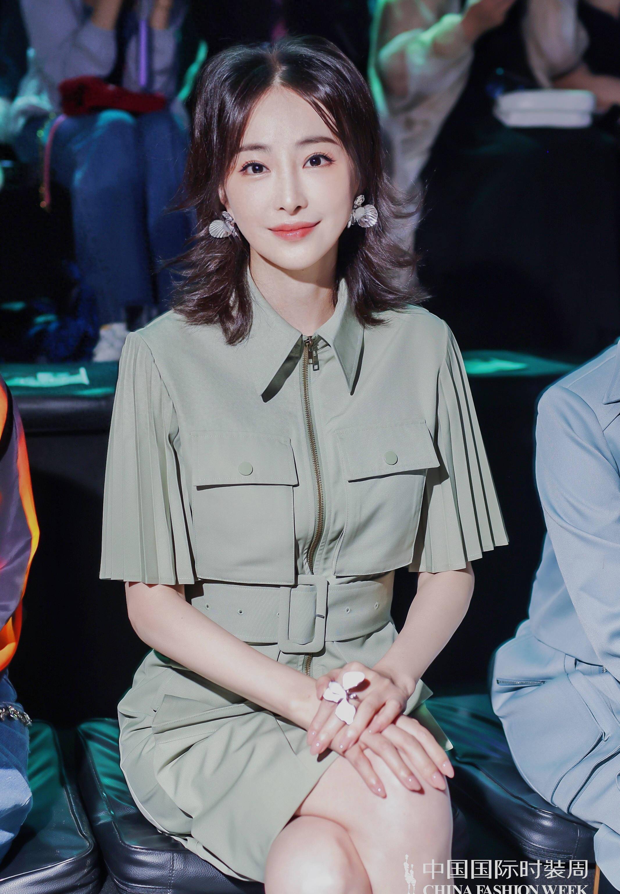 演员林静出席中国国际时装周,新旗袍 多巴胺很时髦