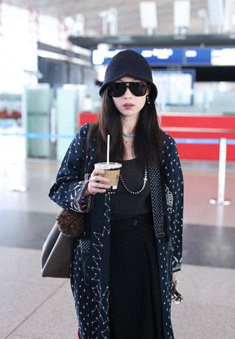 倪妮机场造型可真美,穿风衣外套戴三种项链,潮酷有范很时髦