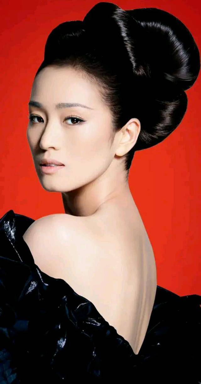 不愧是"巩皇"!58岁巩俐,性感女王范十足!