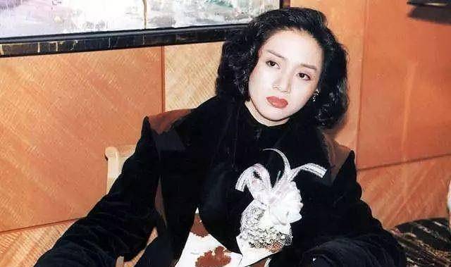 梅艳芳葬礼:香港特首致送四字挽联,刘德华眼含热泪为其扶灵_演唱会