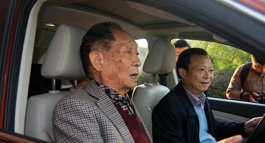 袁隆平70岁时获得了终生免检驾照,上面的这7个字,令人肃然起敬_驾驶证