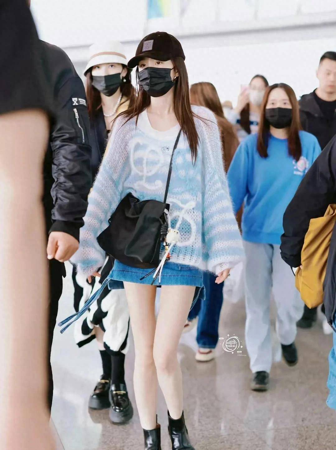 杨幂回国机场路透,大长腿吸晴,"谨言慎行"被质疑内涵杨颖_网友_言行