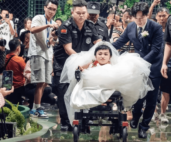 袖珍富豪李喜梅大婚,陪嫁1000w和广州3套房,男方26岁,是演员_丈夫