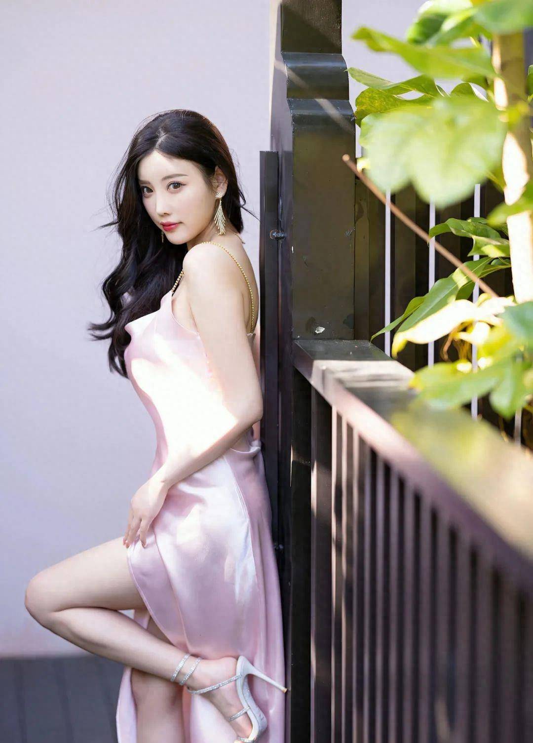 杨晨晨最爱的少女范缎面紧身衣连衣裙,修身显瘦又带着迷人魅力!