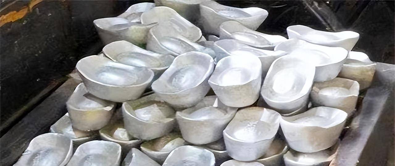 李莲英是个孝顺之人,于是便让李莲英出宫处理,还给了他几十万两白银