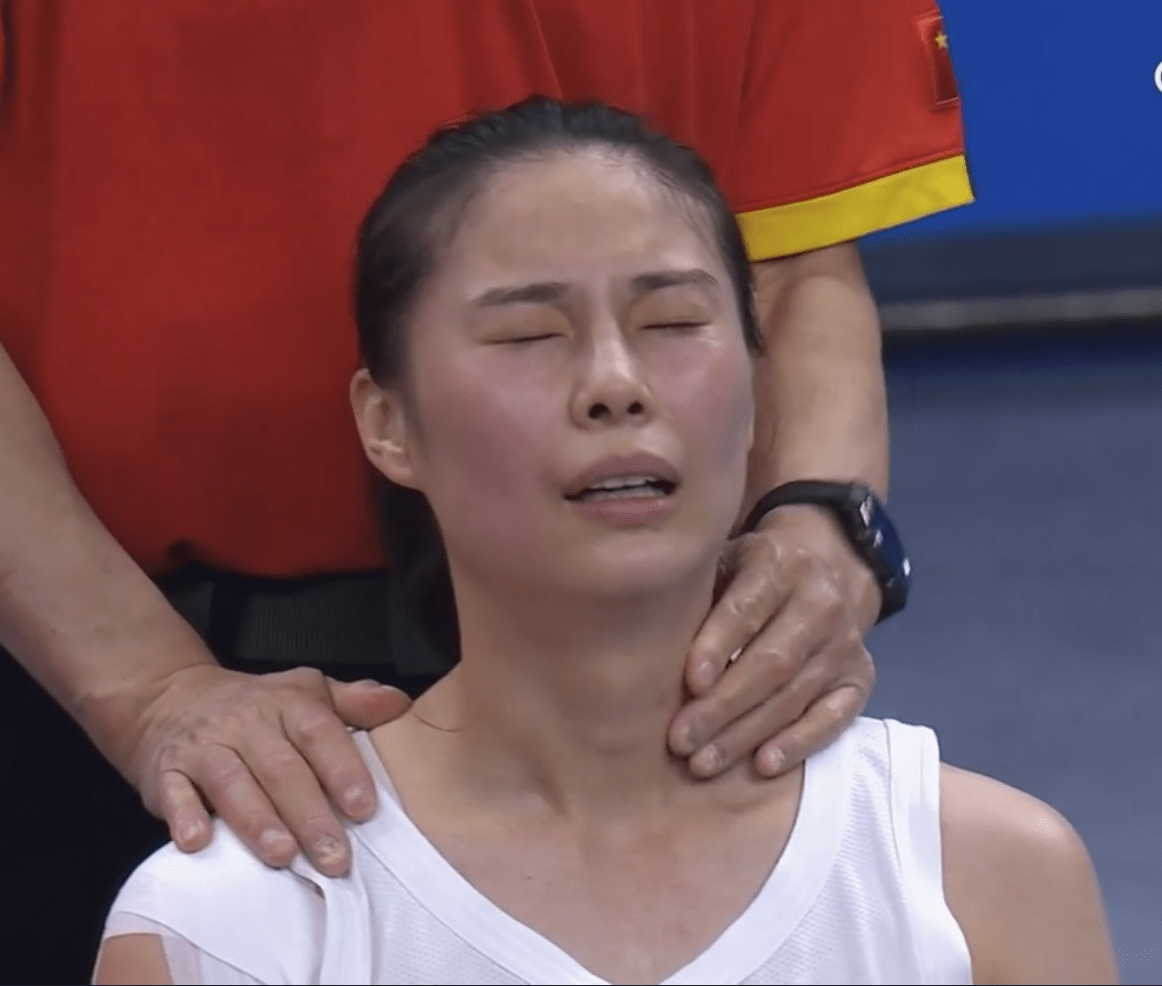 李月汝落泪,李梦韩旭挂彩,男篮无地自容