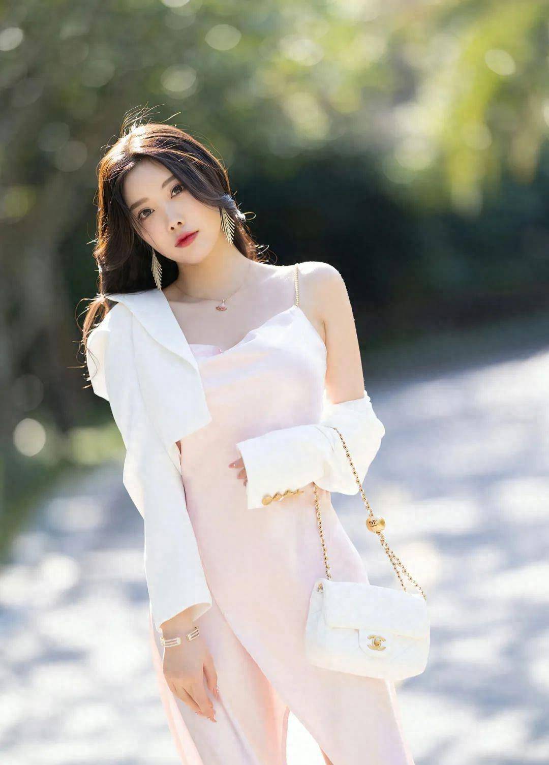 杨晨晨最爱的少女范缎面紧身衣连衣裙修身显瘦又带着迷人魅力
