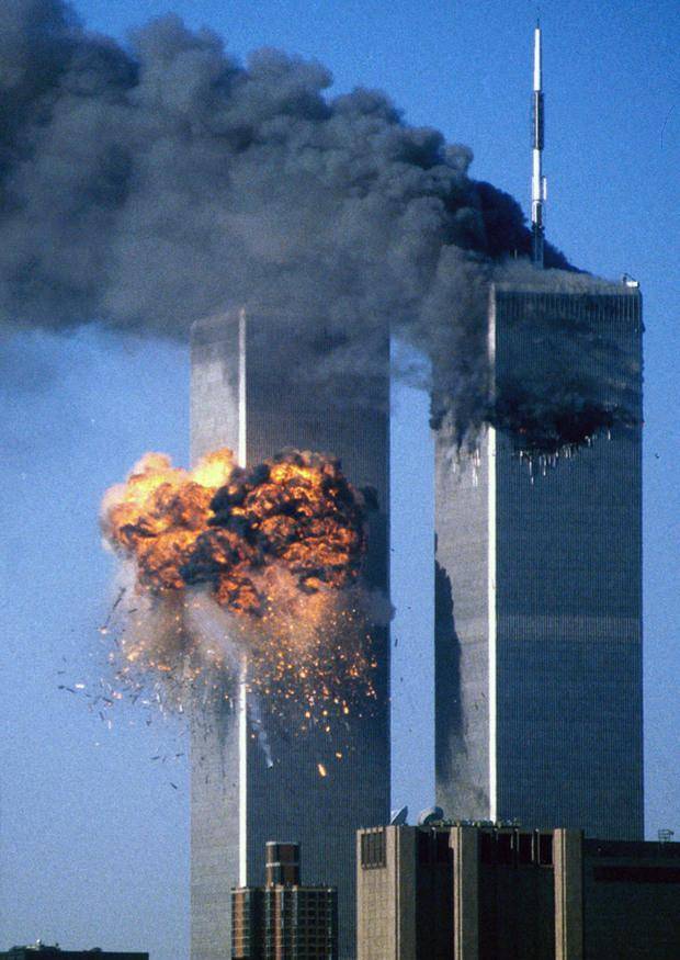 图:五角大楼部分遭到撞击后部分坍塌.图:坍塌的瞬间.