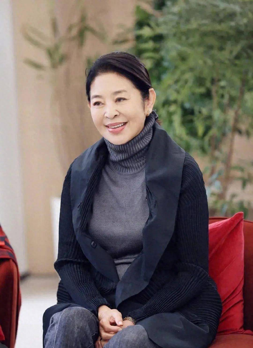 倪萍同框68岁奚美娟,只差4岁,一个优雅奶奶,一个气质姐姐_材质_年龄